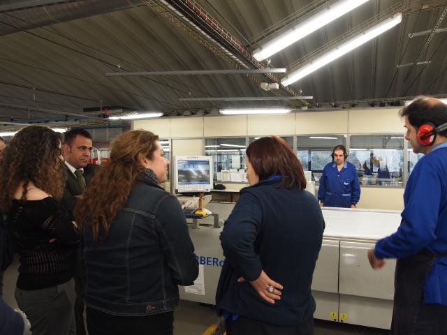 Amaia Elorza explicando un proceso de fabricación - Corte - Confección de Vestuario Laboral, USOA.